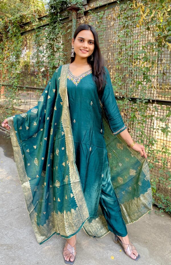 Embroidered Kurta set with Dupatta - Image 3